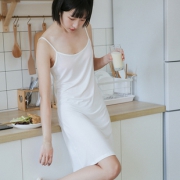 ￥19 小乖佳佳 夏季 牛奶丝吊带裙