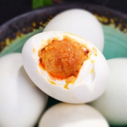 三瓜公社 红心流油咸鸭蛋 65g*6枚 9.9元包邮