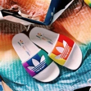 小红书爆款！Adidas阿迪达斯Adilette Pride 彩虹情侶款拖鞋