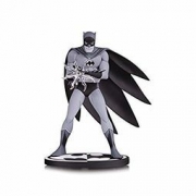 中亚prime会员：DC 收藏版蝙蝠侠黑白：吉罗·库瓦塔树脂雕像 393.23元+45.38元含税直邮约439元