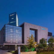 周末、中秋不加价！背靠460万㎡湿地公园！苏州纽威丽筠酒店2晚+2大1小早餐 799元起/2晚