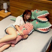 靖昕 可爱大牙鳄鱼 睡觉夹腿抱枕 70cm 两色可选