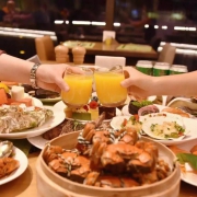 吃货福利：大闸蟹畅吃，龙虾意面、鲍鱼捞饭轮番刷！杭州龙湖皇冠假日酒店滟澜全日餐厅自助晚餐 188元/人