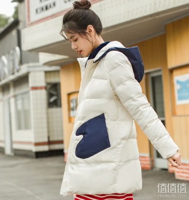 茵曼女款撞色趣味口袋连帽加厚长款羽绒服