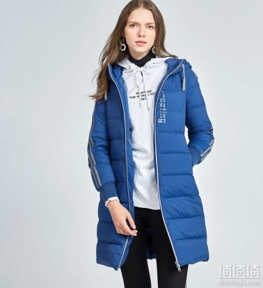 雪中飞女款韩版时尚印花运动保暖连帽修身中长款羽绒服
