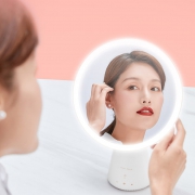 历史低价：TMALL GENIE 天猫精灵 QUEEN 智能语音美妆镜 399元包邮（用券）