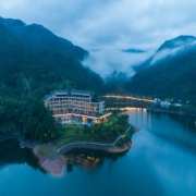 骑行泛舟吃鱼头！千岛湖景澜·返里度假酒店1晚套餐 368元起/晚