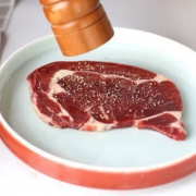 如康 巴西进口眼肉牛排700g/袋5片 99元，可优惠至49.5元