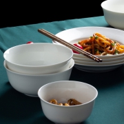 纯白色骨瓷面碗 陶瓷家用五个米饭碗餐具套装 圆形深盘餐盘组合  券后9.9元