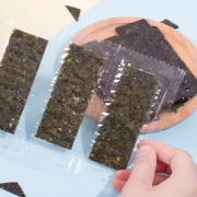 甄伴 白芝麻夹心海苔 夹心脆片 200g  券后17.9元