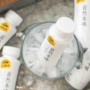 69.90元包邮！至简配方0添加：认养一头牛 低温酸奶240g*10瓶 需用20元优惠券（折合6.99元/瓶）