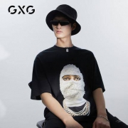 GXGx IH NOM UH NIT GB144267C 男士人像印花T恤 珍珠面罩