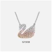 考拉海购黑卡会员： SWAROVSKI Iconic Swan 5215034 大号渐变白天鹅项链