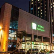 青岛中心假日酒店 假日高级套房1晚含早+行政待遇+景点通1个