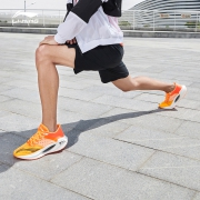 LI-NING 李宁 绝影弹速 ARHQ247 女款Essential跑鞋 669元包邮（需用券）