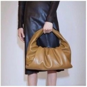 BOTTEGA VENETA 宝缇嘉 The Shoulder Pouch 607984 女士羊皮单肩背包