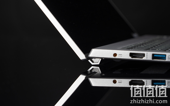 Acer 宏碁 Book RS 保时捷限量版笔记本电脑的脚架