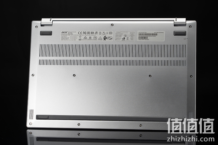 Acer 宏碁 Book RS 保时捷限量版笔记本电脑底部