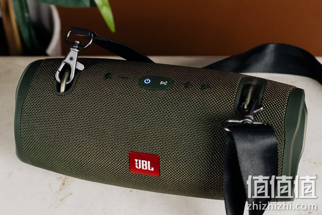 JBL Xtreme 2蓝牙音箱的肩带使其易于随身携带