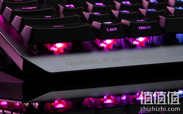 ROG STRIX SCOPE RX游戏机械键盘按键细节为裸轴设计