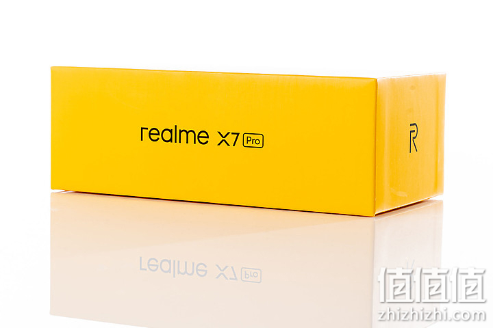 Realme 真我 X7 Pro 5G手机包装盒侧面