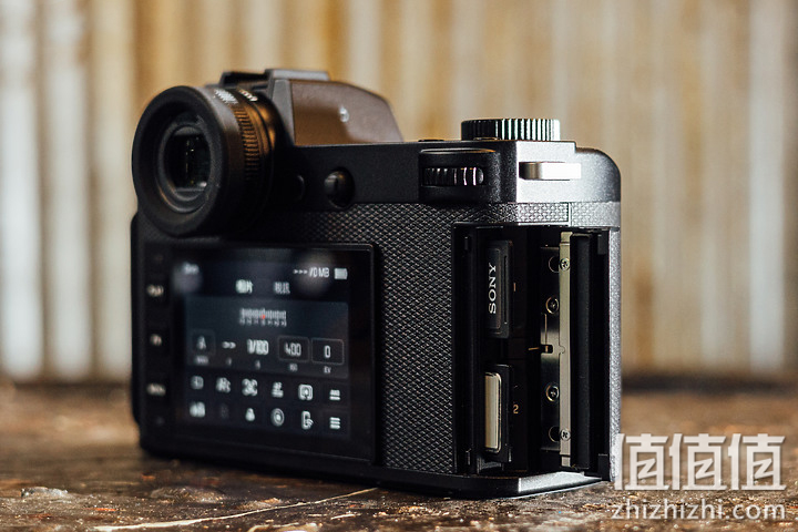Leica 徕卡 SL2-S为双SDXC且支持UHS-II