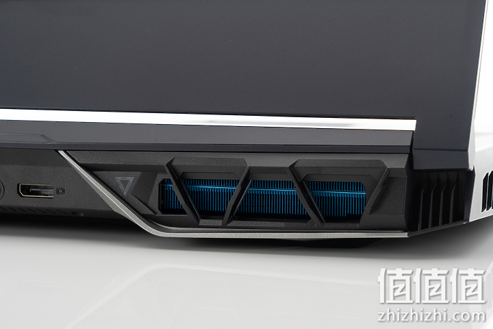 Acer 宏碁 掠夺者战斧700 游戏本右侧散热孔