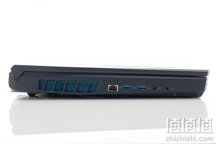 Acer 宏碁 掠夺者战斧700 游戏本左侧I/O接口
