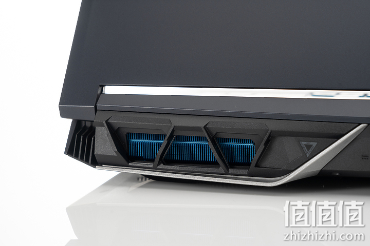 Acer 宏碁 掠夺者战斧700 游戏本左侧散热孔