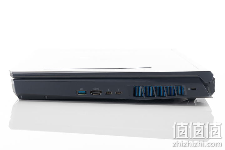 Acer 宏碁 掠夺者战斧700 游戏本右侧I/O接口