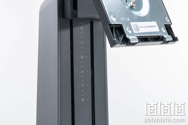 Alienware 外星人 AW2521H游戏显示器的支架上有高度标示