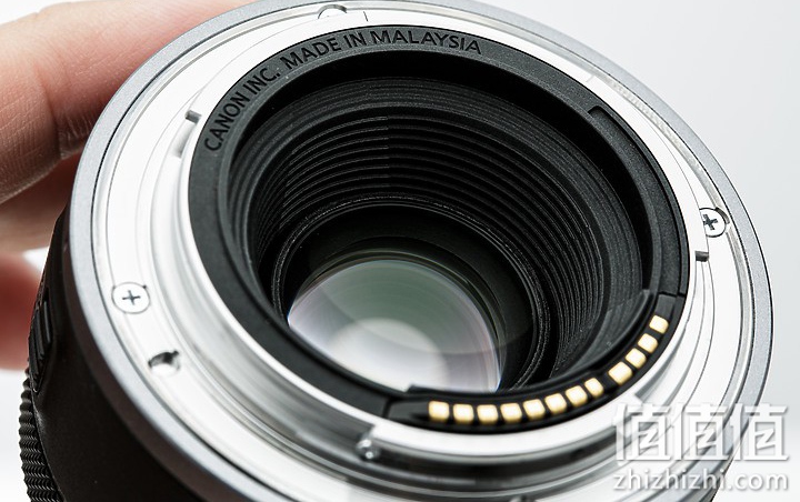 Canon 佳能 RF 50mm f/1.8 STM 镜尾特写