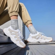 20点：SKECHERS 斯凯奇 51938-BKGY 中性休闲鞋