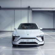 聚晚报：蔚来电动轿车续航1000公里 /  百度与吉利造车 /  B站公布2020年百大UP主