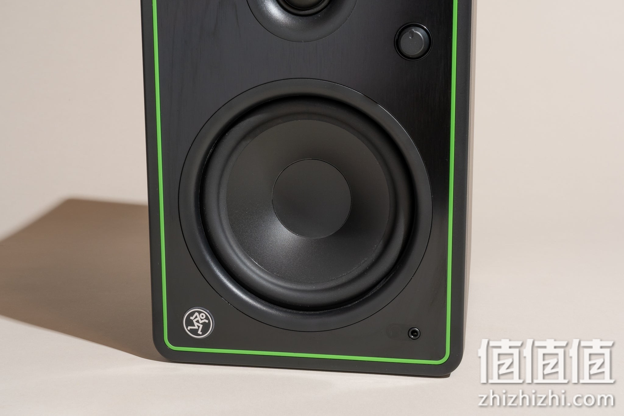 MACKIE CR5-XBT 电脑音箱的耳机孔和音量键