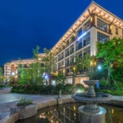 千岛湖丽呈睿轩酒店 豪华园景房/豪华湖景房1-2晚 含早餐+鱼头汤抵用券+骑行