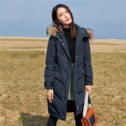 对白 8DY309Q 女士貉子毛连帽长款羽绒服