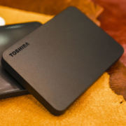 USB3.0即插即用，防滑防指纹：4TB 东芝 新小黑A3 2.5英寸移动硬盘