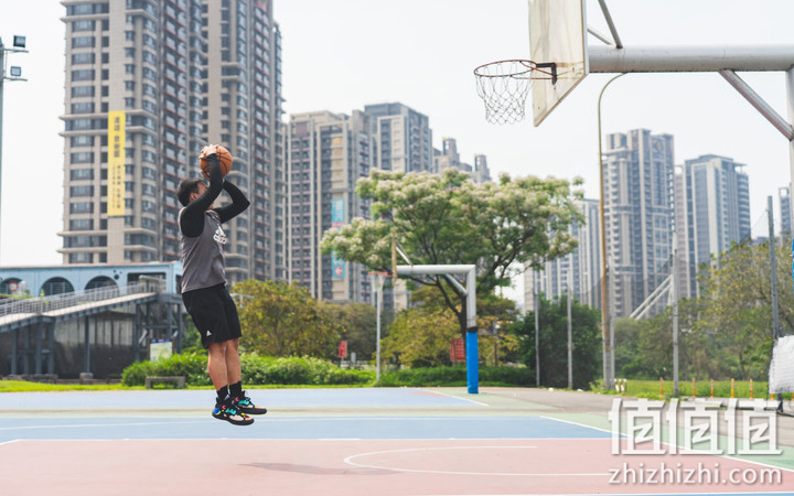 adidas Harden Vol.5 评测报告：极致地板流的战斗之选