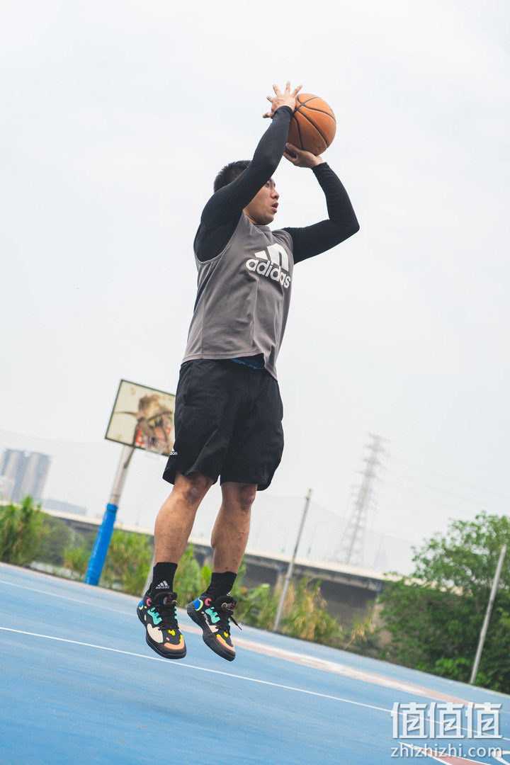 adidas Harden Vol.5 评测报告：极致地板流的战斗之选