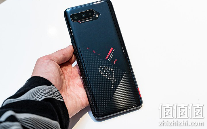 ROG 游戏手机5 评测报告｜回归绚烂设计 机型再进化