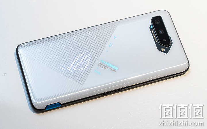 ROG 游戏手机5 评测报告｜回归绚烂设计 机型再进化