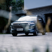 五菱凯捷 大四座家用车 MPV 汽车 试驾