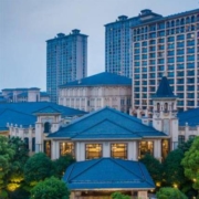 上海星河湾酒店 城堡尊雅房1晚+2大1小早餐+意咖啡西餐厅当日亲子课程1次+西餐厅儿童影院+周末儿童乐园+双人康体乐享体验券1份+双人自助晚餐1份
