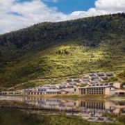 高山别庄·香格里拉酒店 观纳帕海别墅大床房2晚连住+2大1小早餐+双人小火锅1份+藏装体验1份