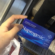 比多喝热水见效快，澳洲进口：24粒 德国 拜耳 Naprogesic 女性经期止痛小蓝片