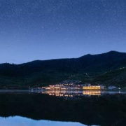 高山别庄·香格里拉酒店 观纳帕海别墅大床房2晚连住+2大1小早餐+双人小火锅1份+藏装体验