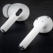 聚晚报：AirPods 3融入Pro设计 / 《帝国时代3：决定版》DLC上市 / 腾讯“双减双打”新措施 《王者荣耀》首推行