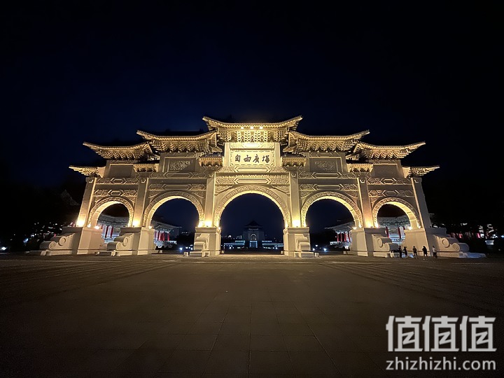 iPhone 13 Pro 相机深度体验并与它机做比对｜小升级却很有感！