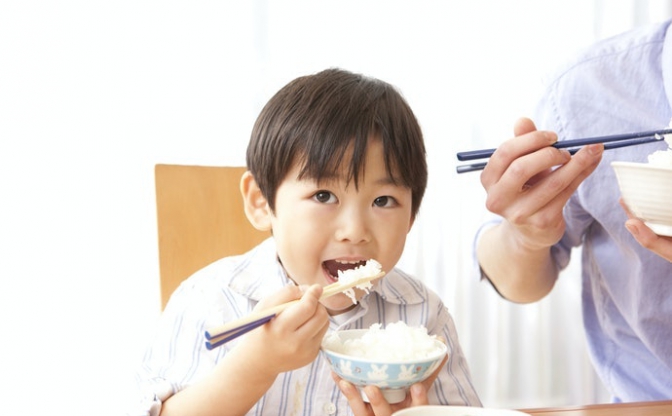 婴儿餐具怎么选？宝宝餐具选购指南